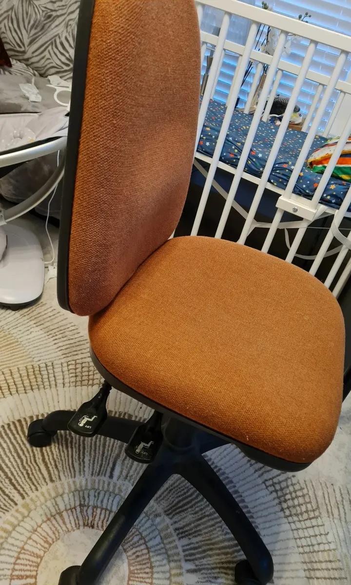Desk and chair - Image 3