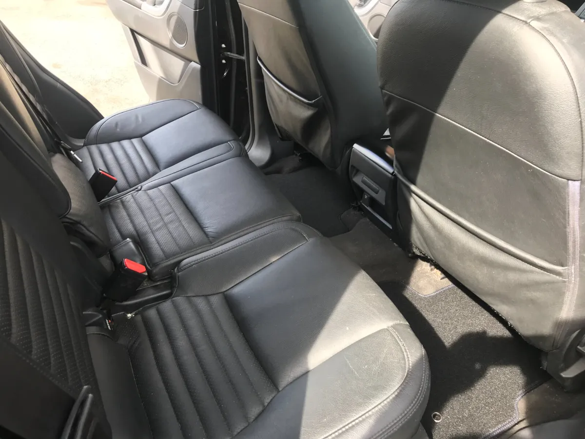 151 Land Rover Discovery Sport 2.2 Diesel 7 seater - Image 4