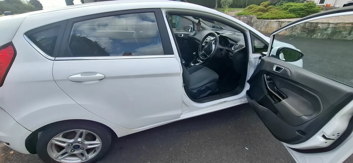 Ford Fiesta 2013 - Image 2