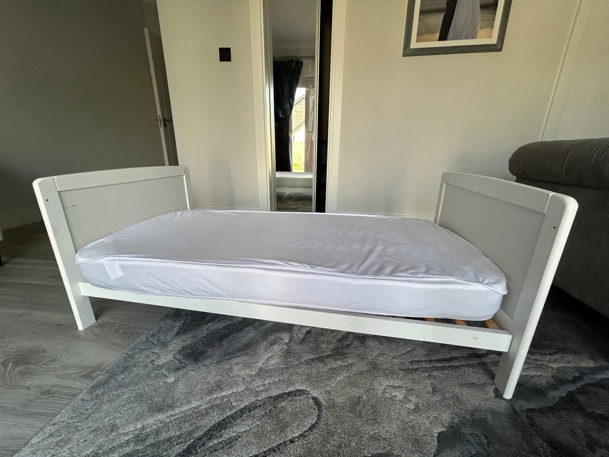 Toddler bed - Image 1
