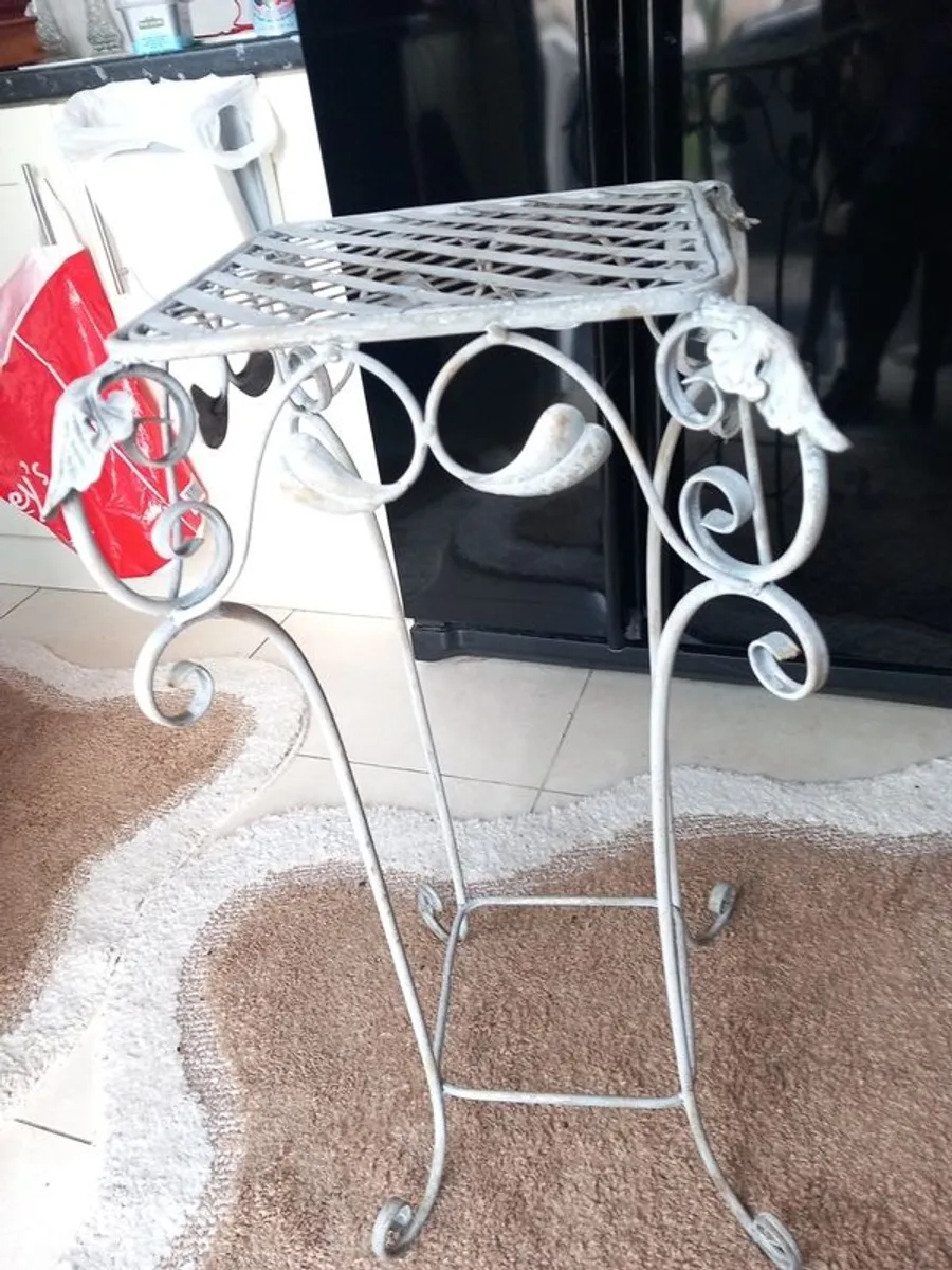 occasional iron table - Image 1