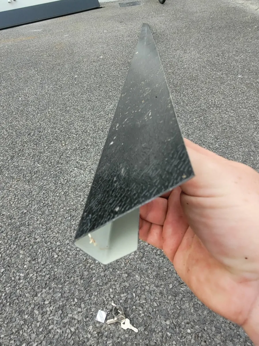 Metal sheeting Flashing and end trim. - Image 3