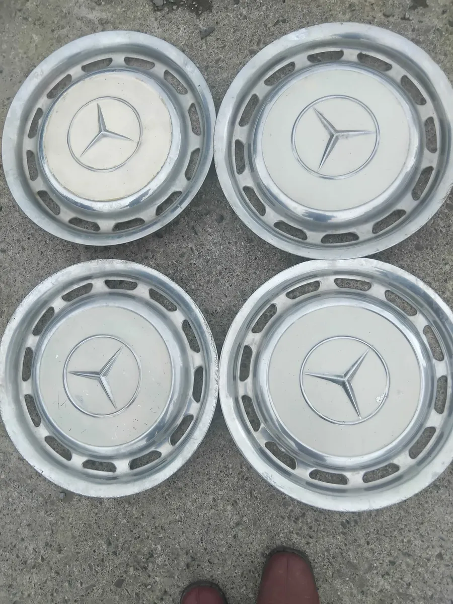 Mercedes hubcaps for 123 series.