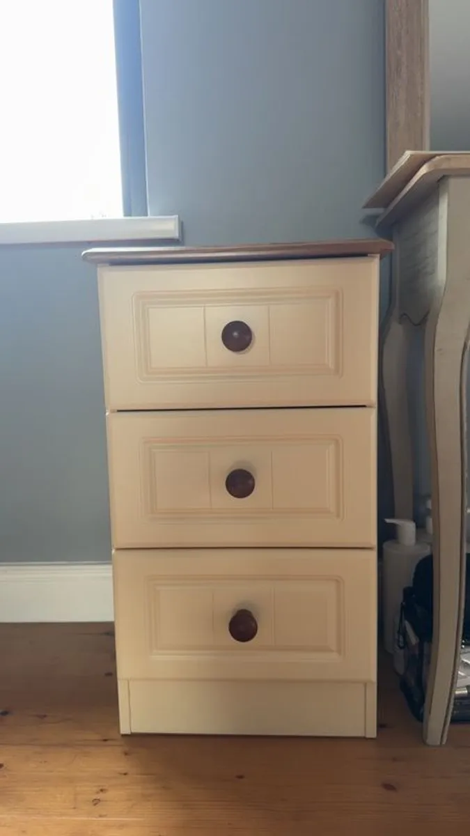 Chest of drawers and bedside locker - Image 1
