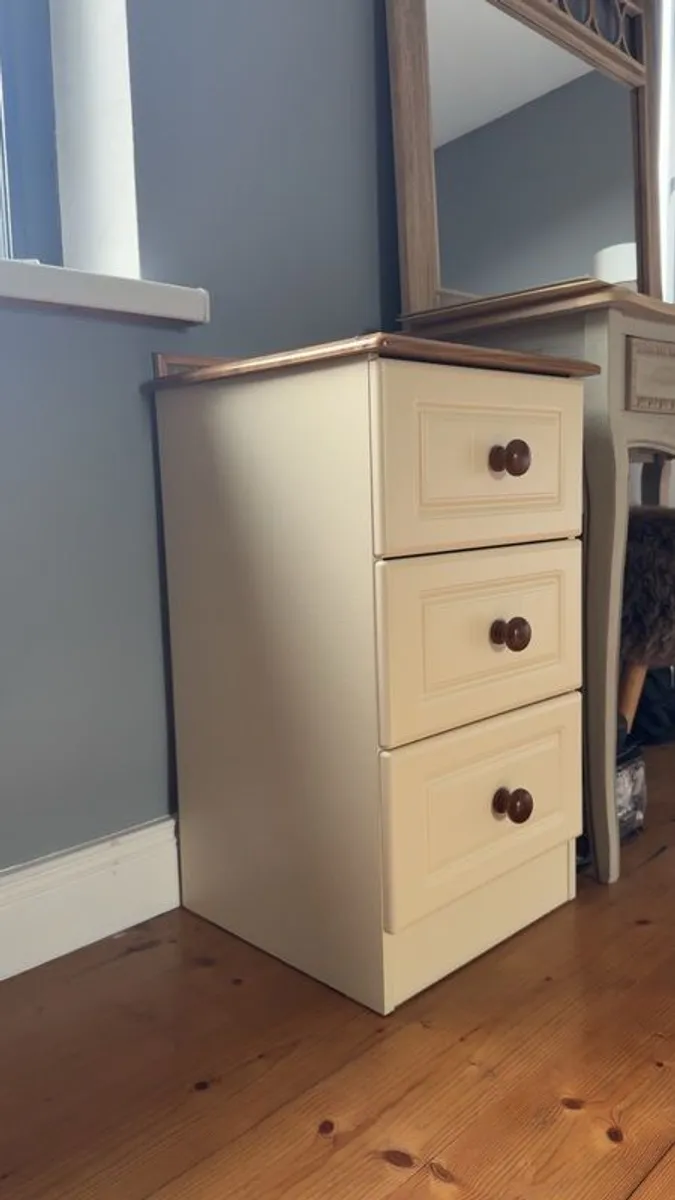 Chest of drawers and bedside locker - Image 2
