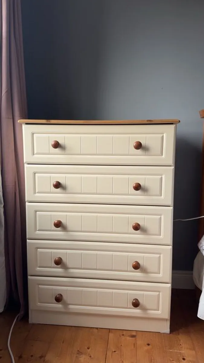 Chest of drawers and bedside locker - Image 3