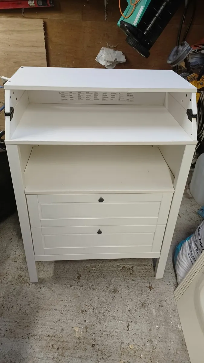 Baby changing table - Image 1