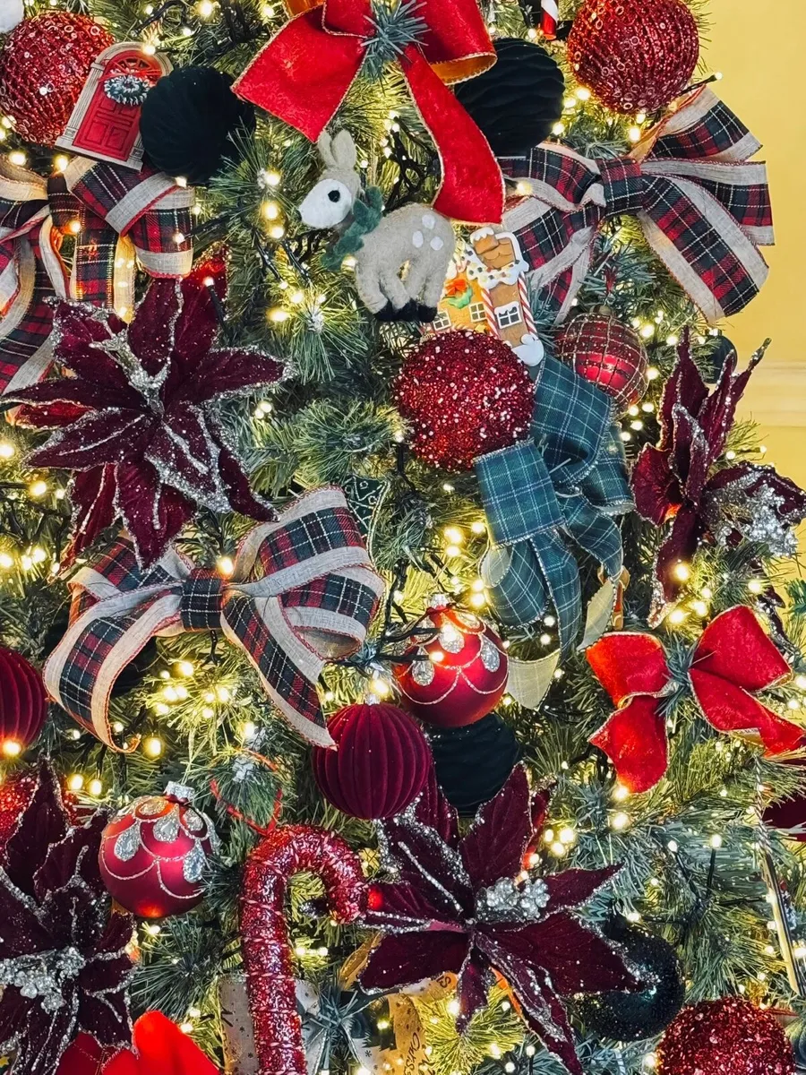 Christmas Tree (2.10m) with decorations - Image 2