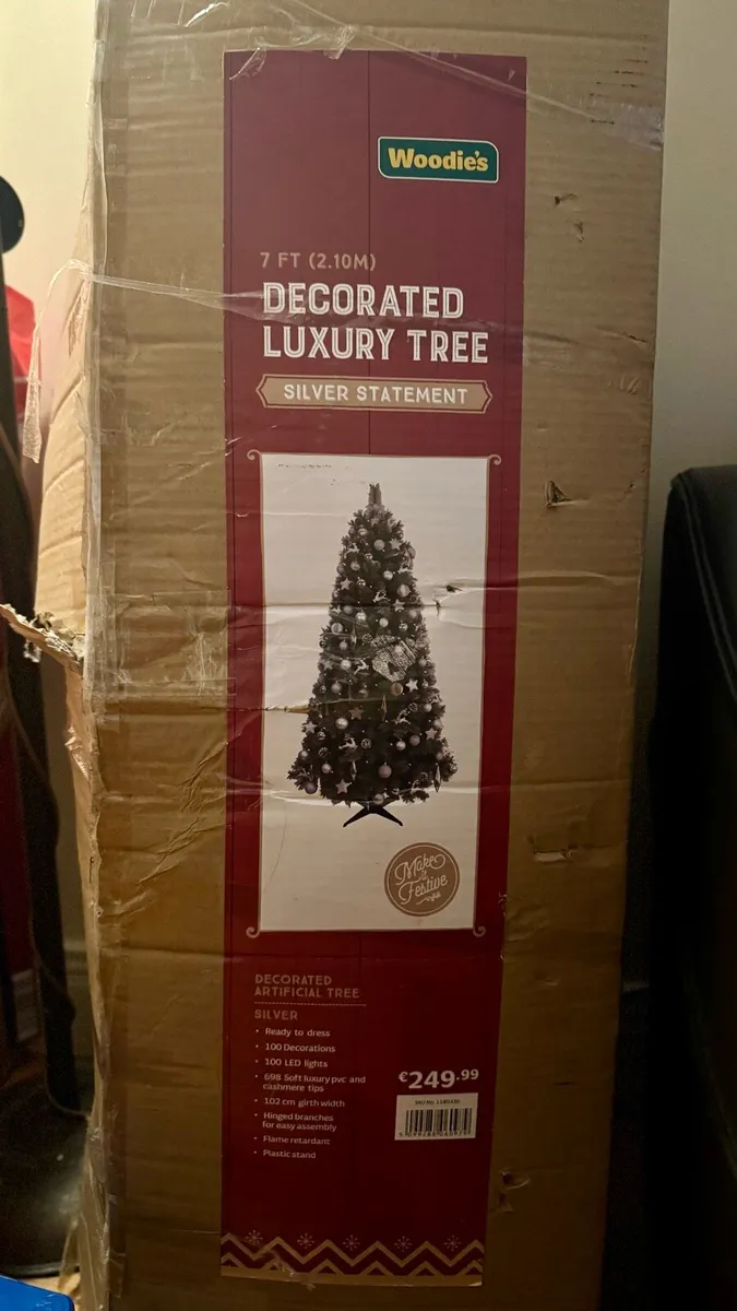 Christmas Tree (2.10m) with decorations - Image 3