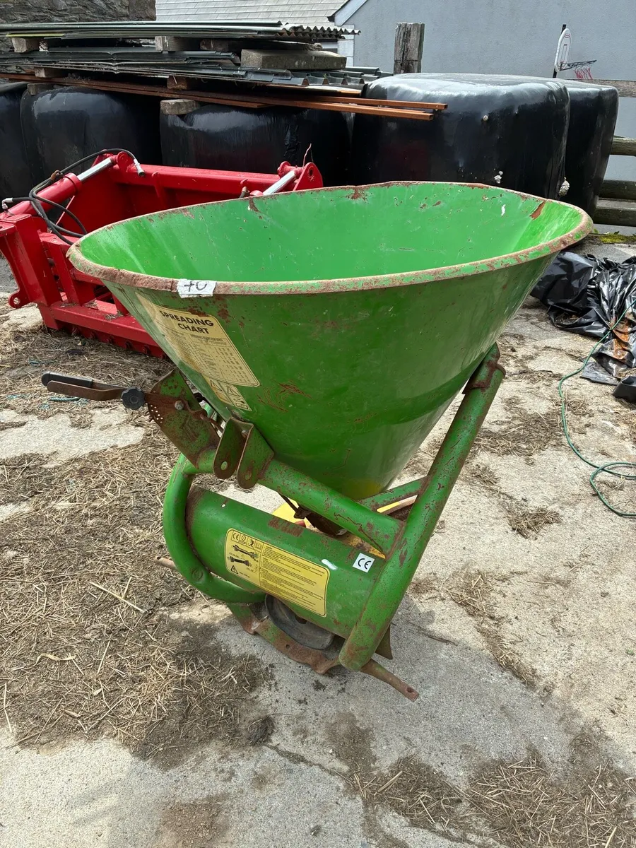 Fertilizer spreader - Image 1