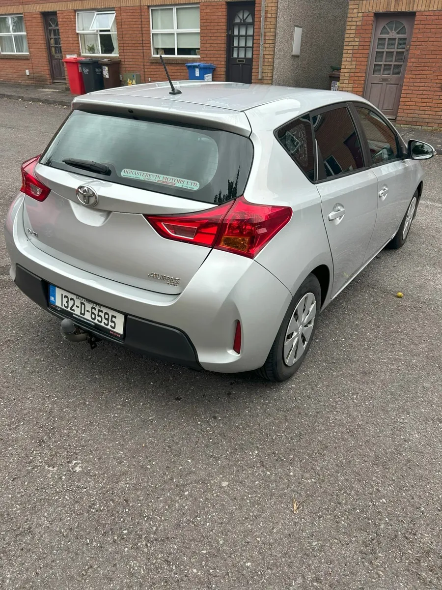 Toyota Auris 2013 - Image 2