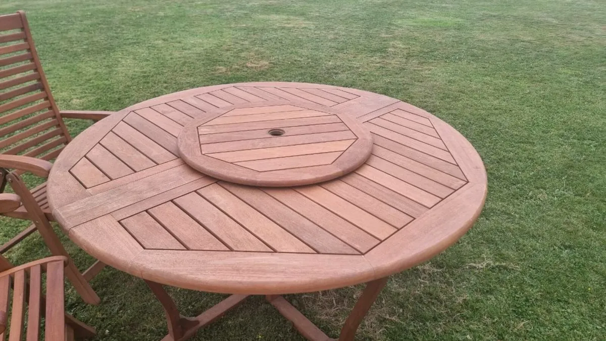 Garden table and 6 chairs - Image 1