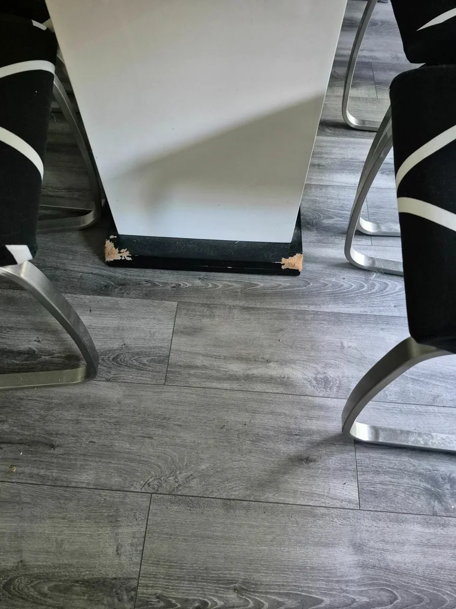 Free table and chairs - Image 3