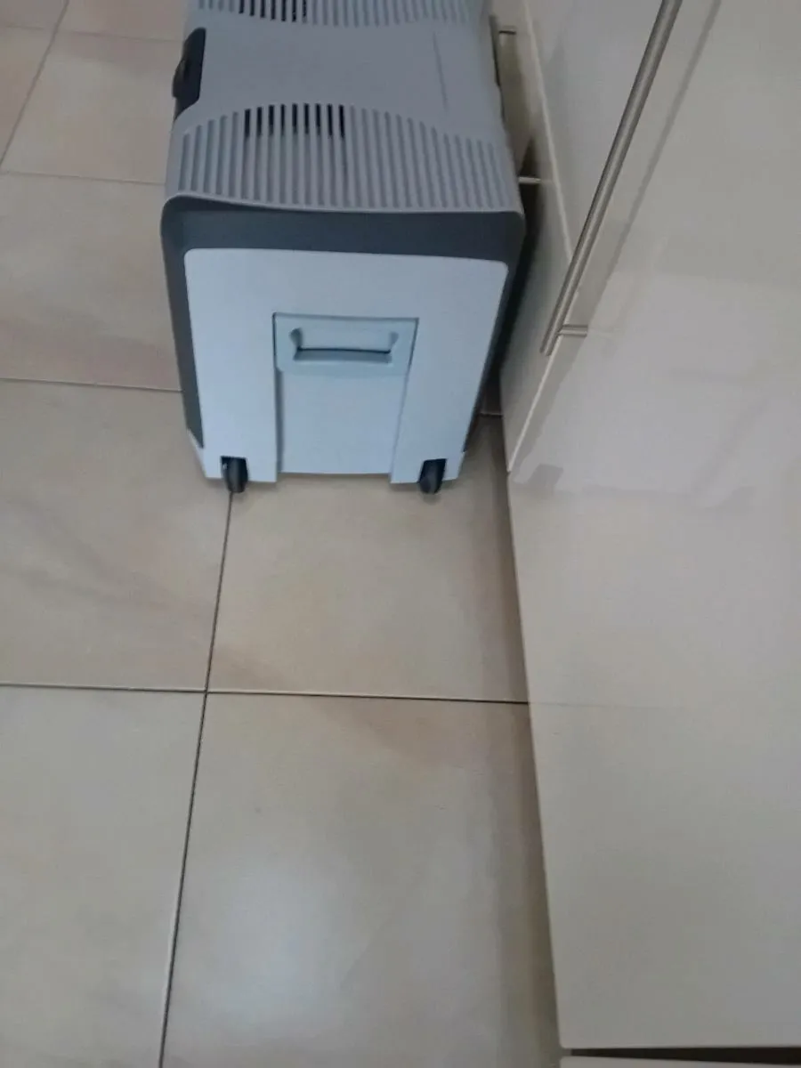 COOL BOX ELECTRIC & 12 V AS NEW - Image 1