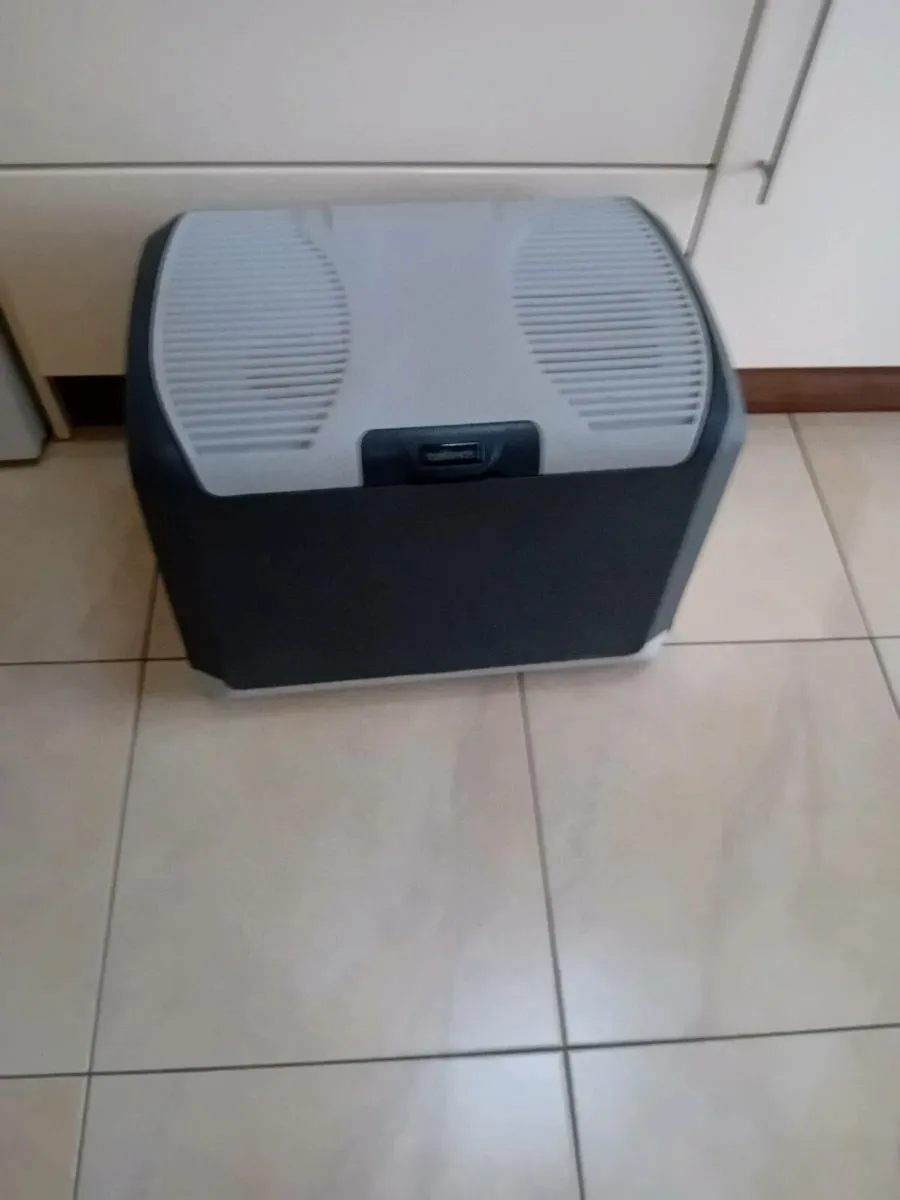 COOL BOX ELECTRIC & 12 V AS NEW - Image 3