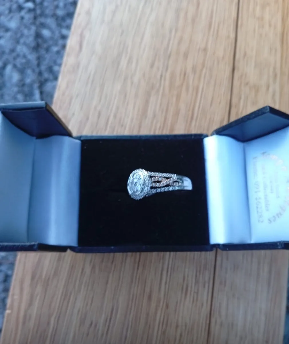 Engagement ring - Image 1