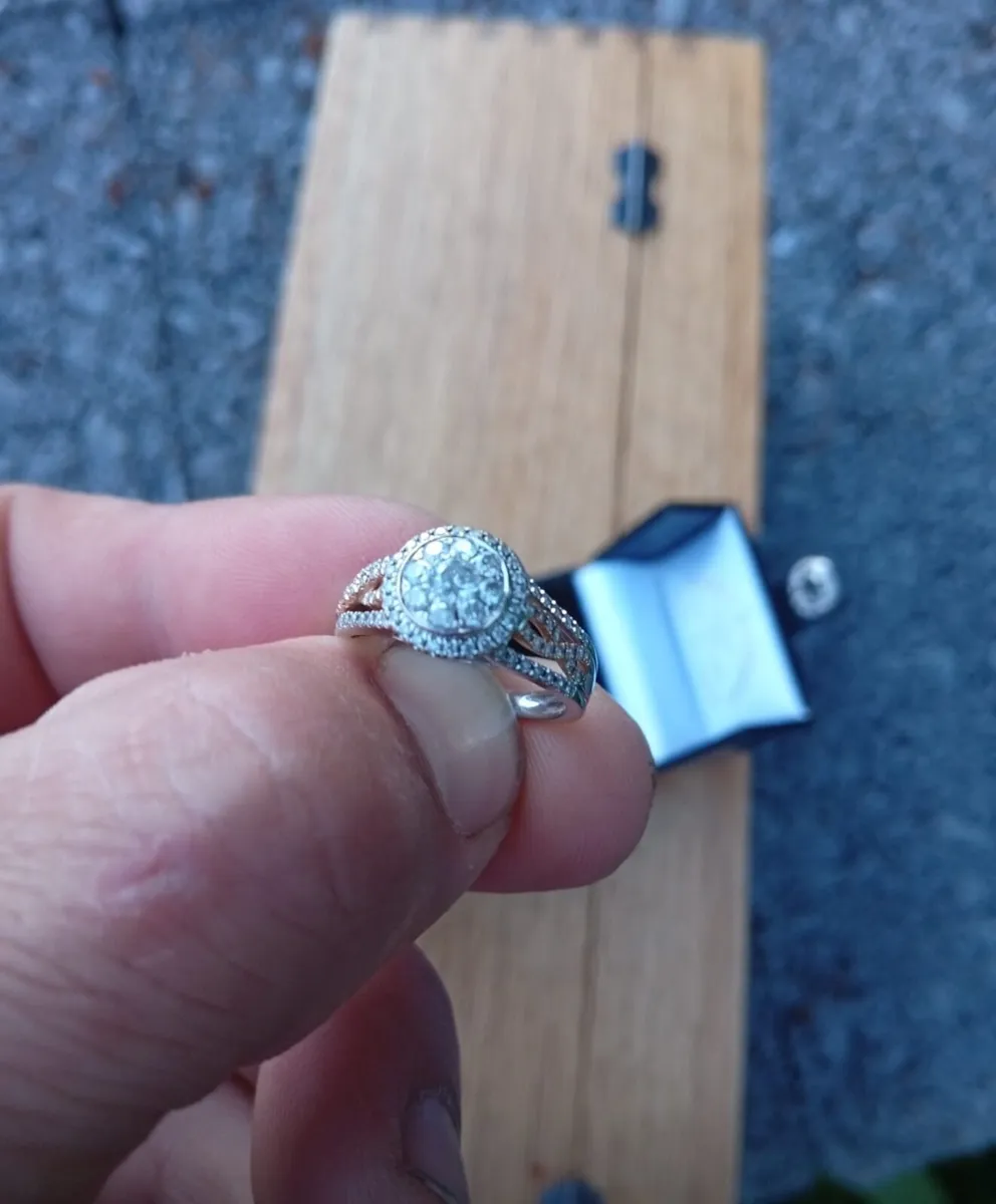 Engagement ring - Image 3