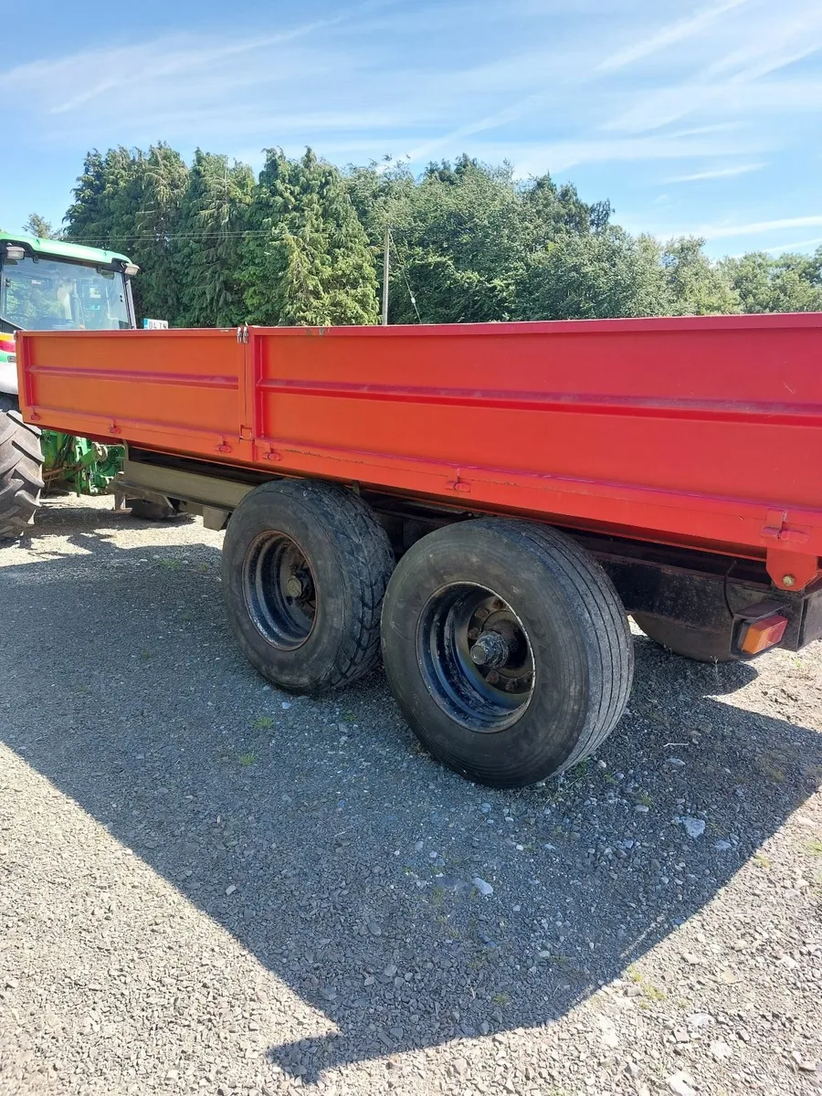 Tractor tipping trailer - Image 1