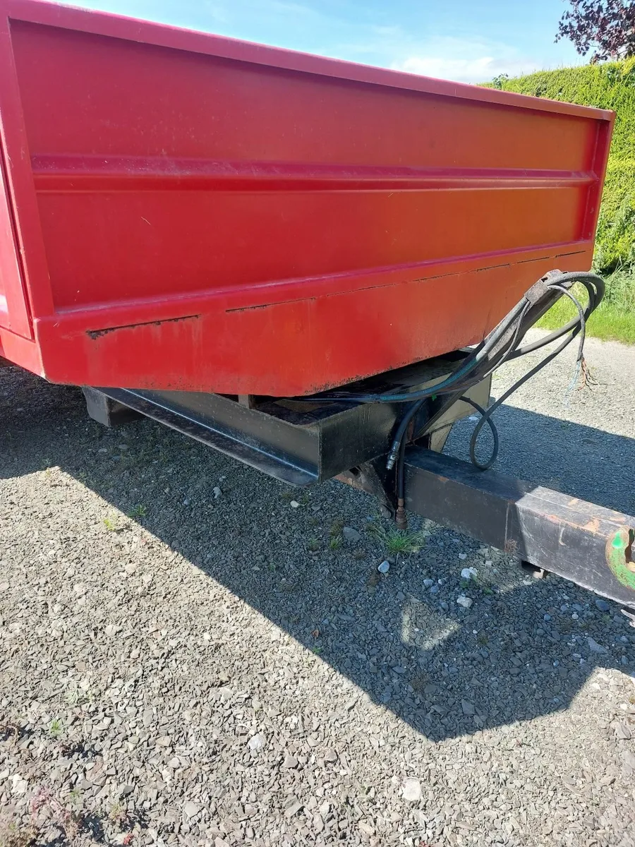 Tractor tipping trailer - Image 2