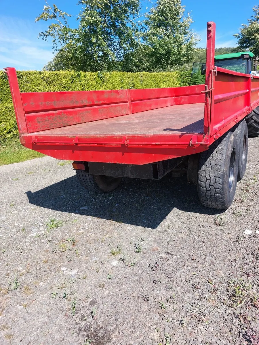 Tractor tipping trailer - Image 4