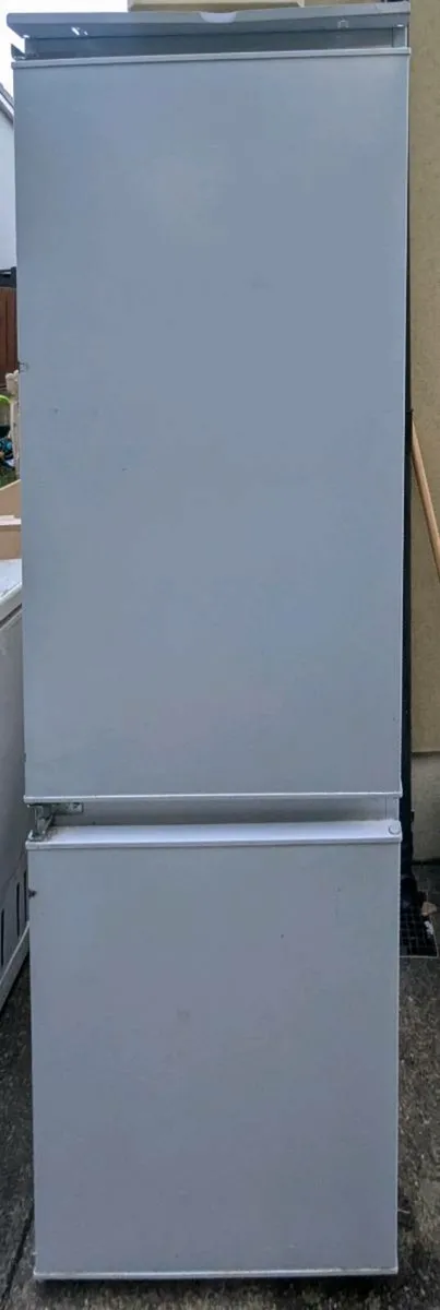 Integrated fridge freezer 60/40 - Image 1