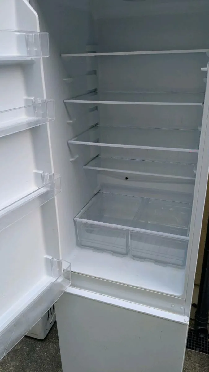 Integrated fridge freezer 60/40 - Image 2