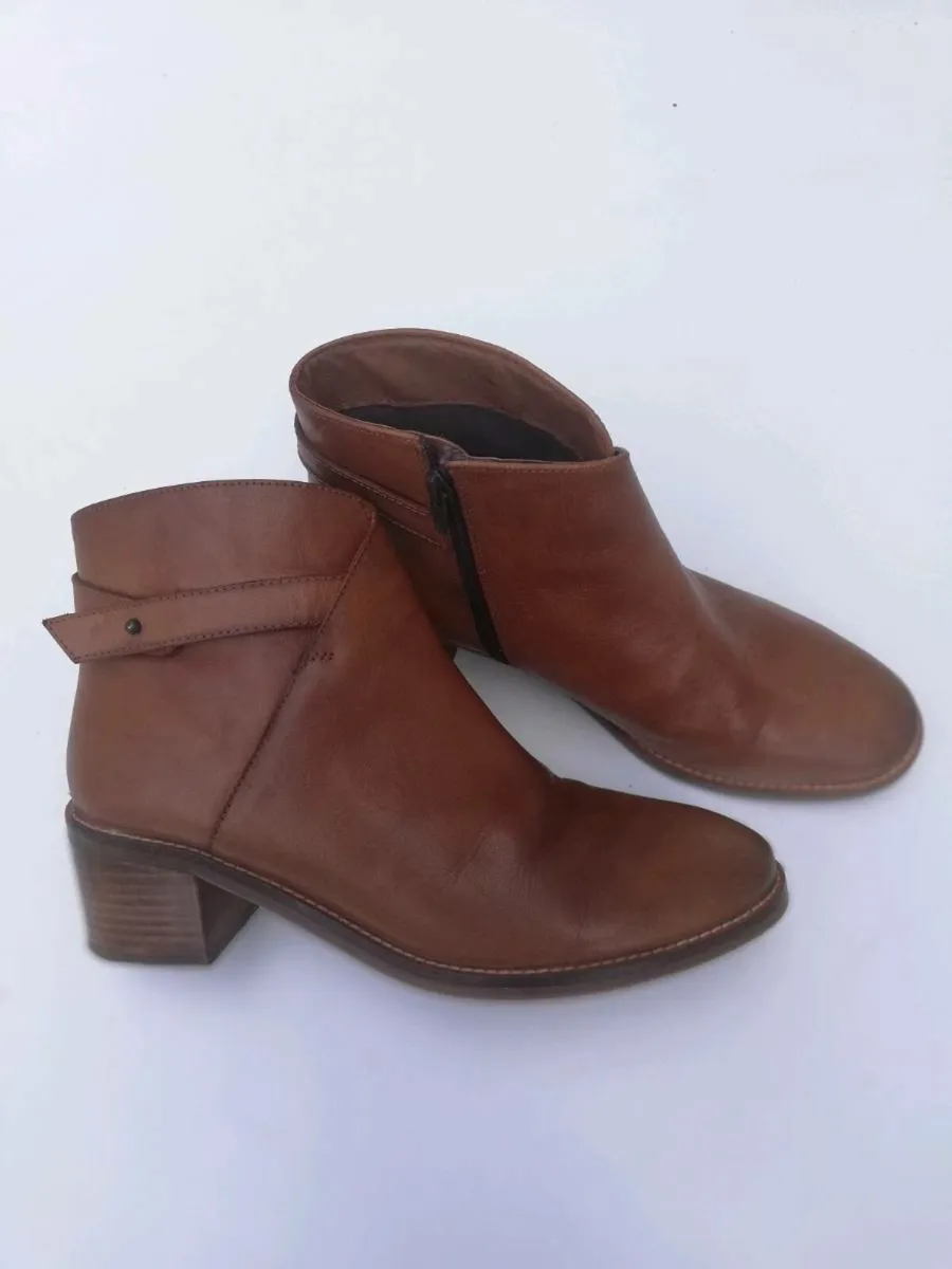 Fatface ladies leather heeled ankle boots uk 7 - Image 1