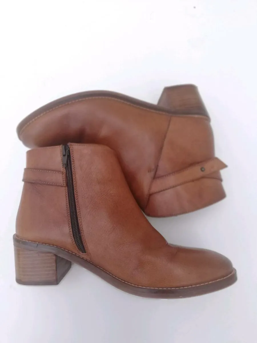Fatface ladies leather heeled ankle boots uk 7 - Image 2