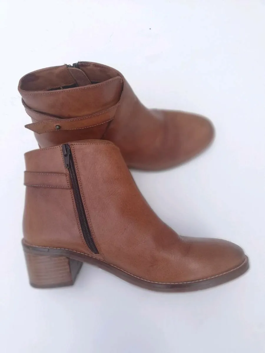 Fatface ladies leather heeled ankle boots uk 7 - Image 3