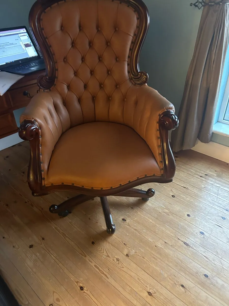 Leather executive swivel chair - Image 1