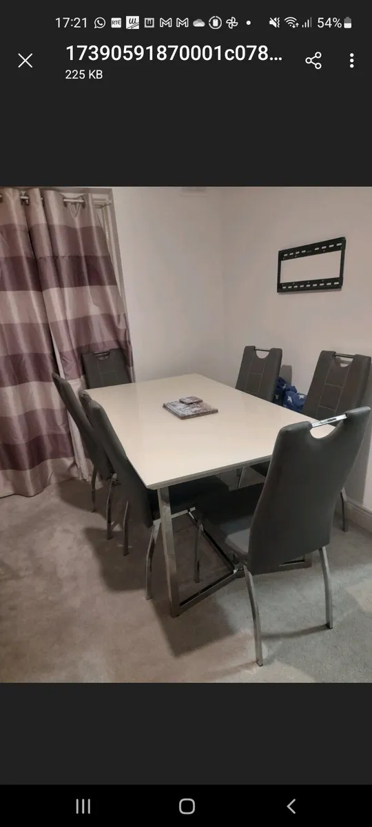 Dining table - Image 1