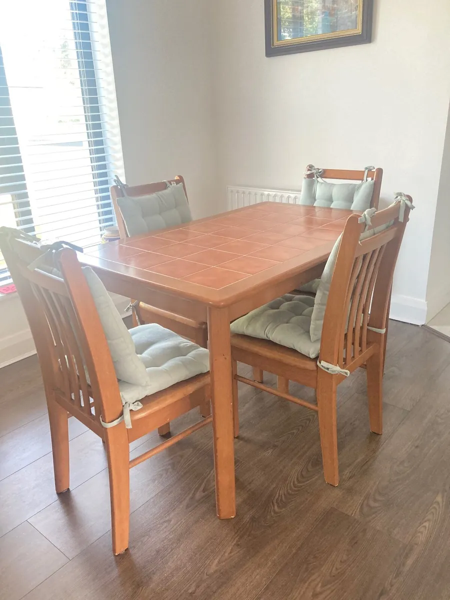 Table with 4 chairs - Image 1
