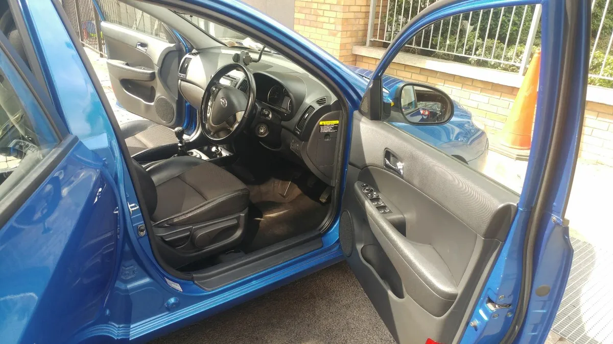 Hyundai i30 2010 - Image 2