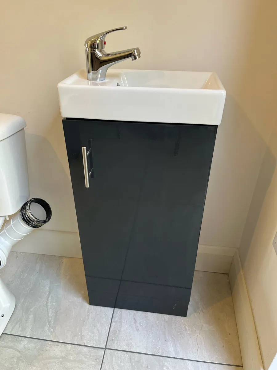 Vanity Unit & Toilet - Image 2