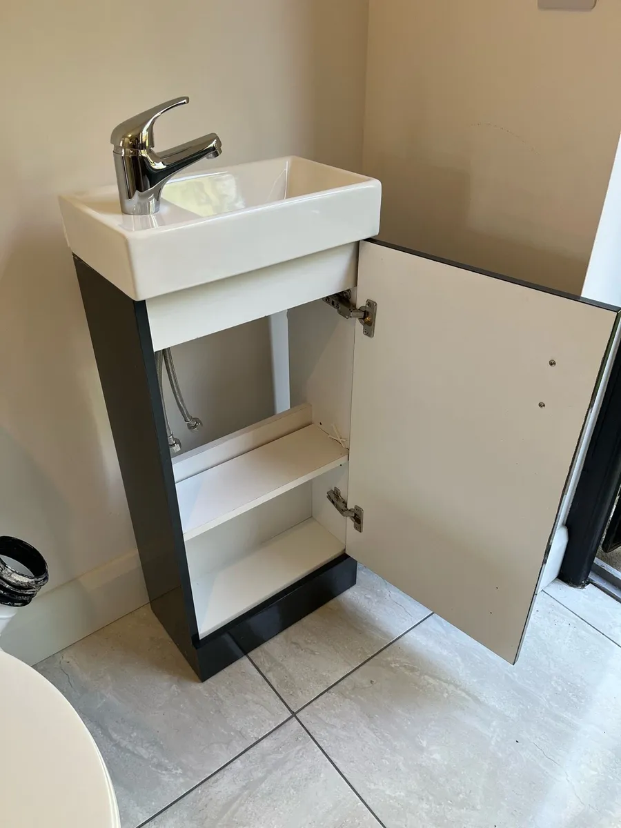 Vanity Unit & Toilet - Image 3