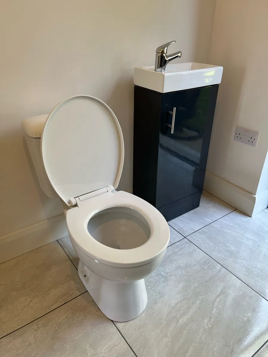 Vanity Unit & Toilet - Image 4