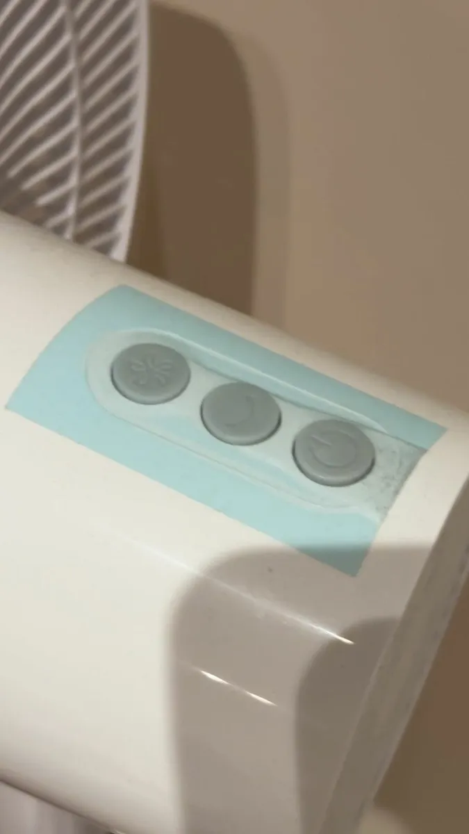 Fan (7 settings, rotates, and comes with a remote) - Image 1