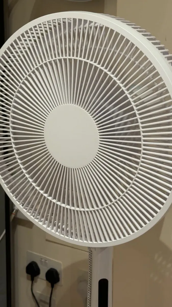 Fan (7 settings, rotates, and comes with a remote) - Image 2