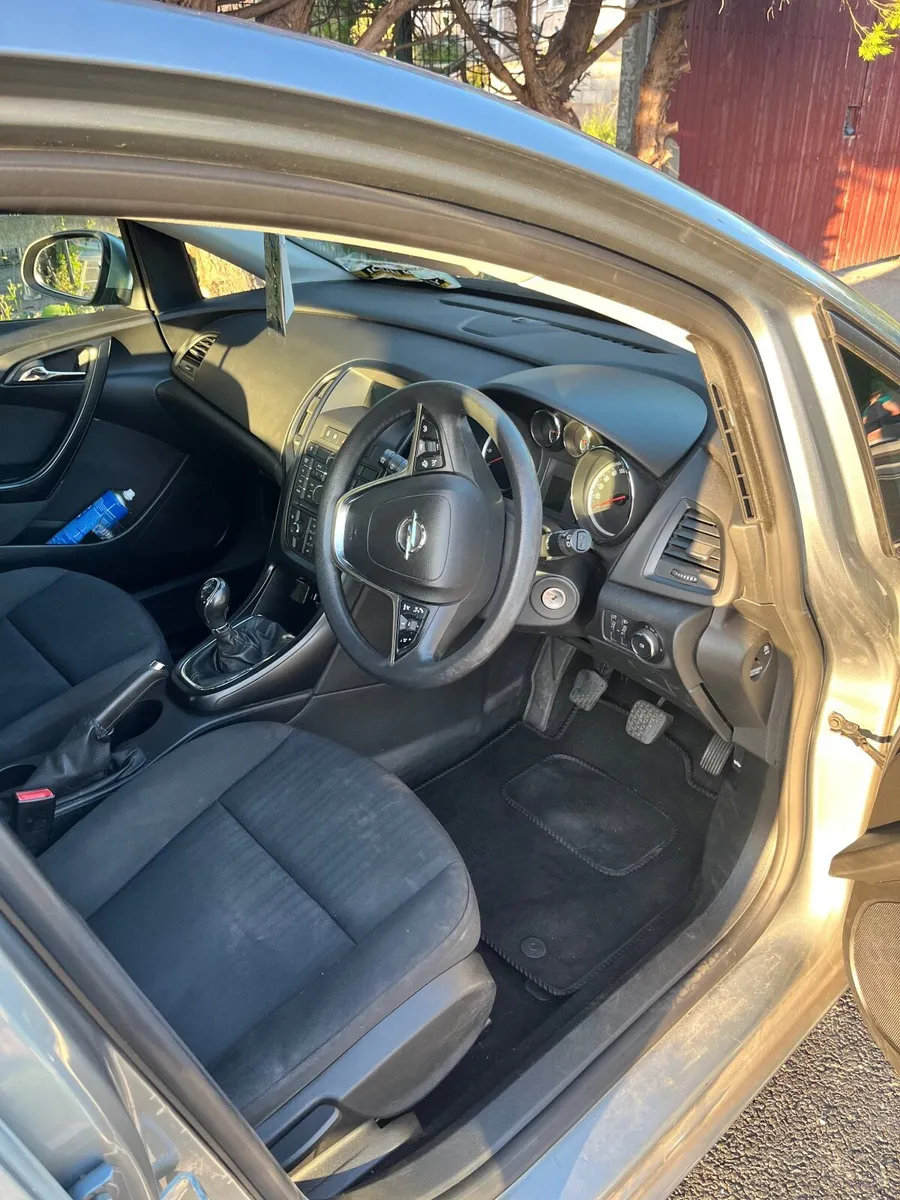 Opel Astra 2014 - Image 2