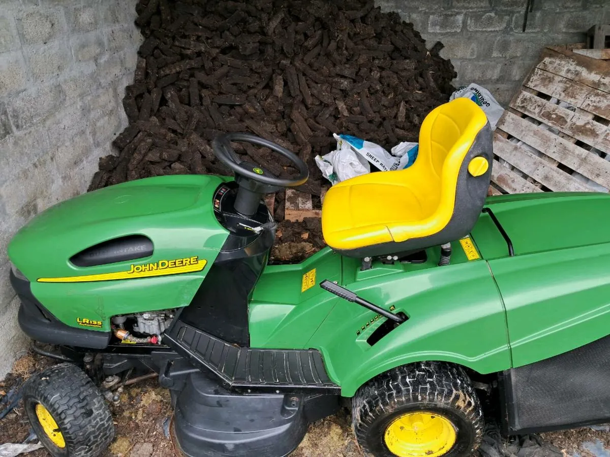 Ride on lawnmower - Image 1