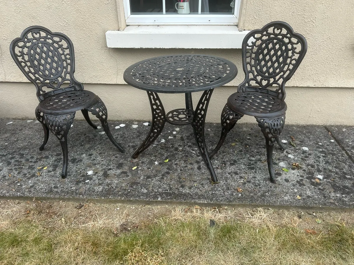 Cast aluminium bistro set, antique bronze finish. - Image 1