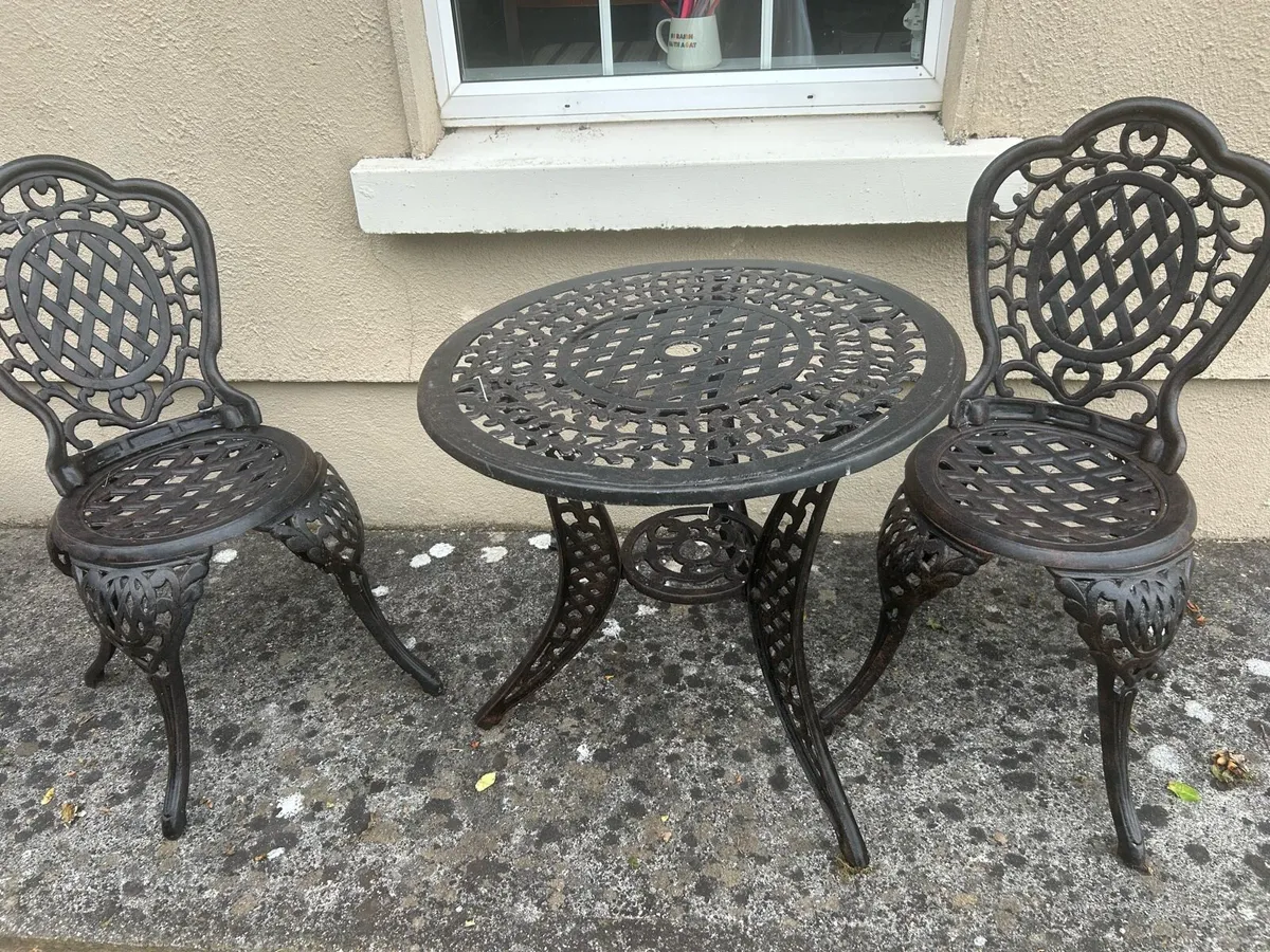 Cast aluminium bistro set, antique bronze finish. - Image 2