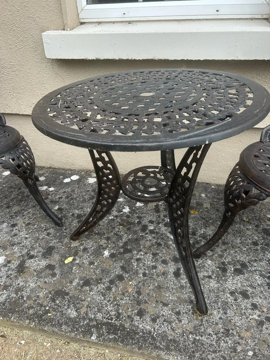Cast aluminium bistro set, antique bronze finish. - Image 4