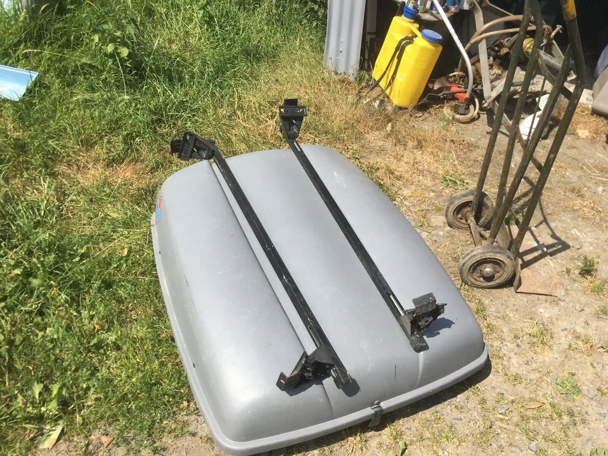 Roof box