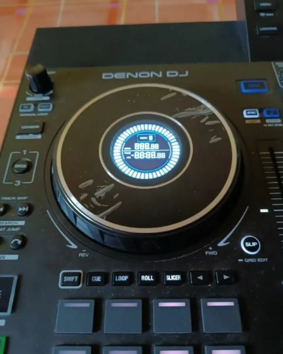 Denon DJ SC Live 4 DJ Controller - Image 2