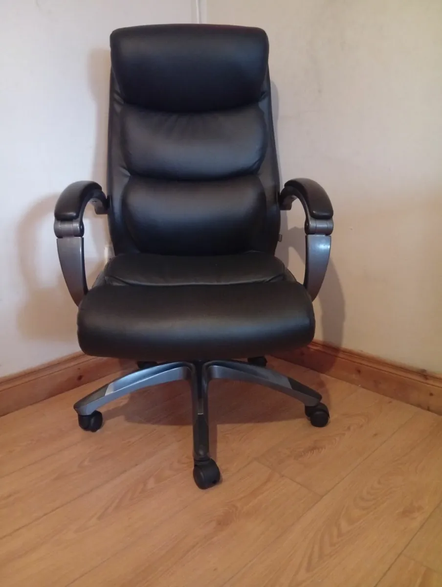 Deluxe Quality Leather Computer Swivel chair 3mont - Image 1