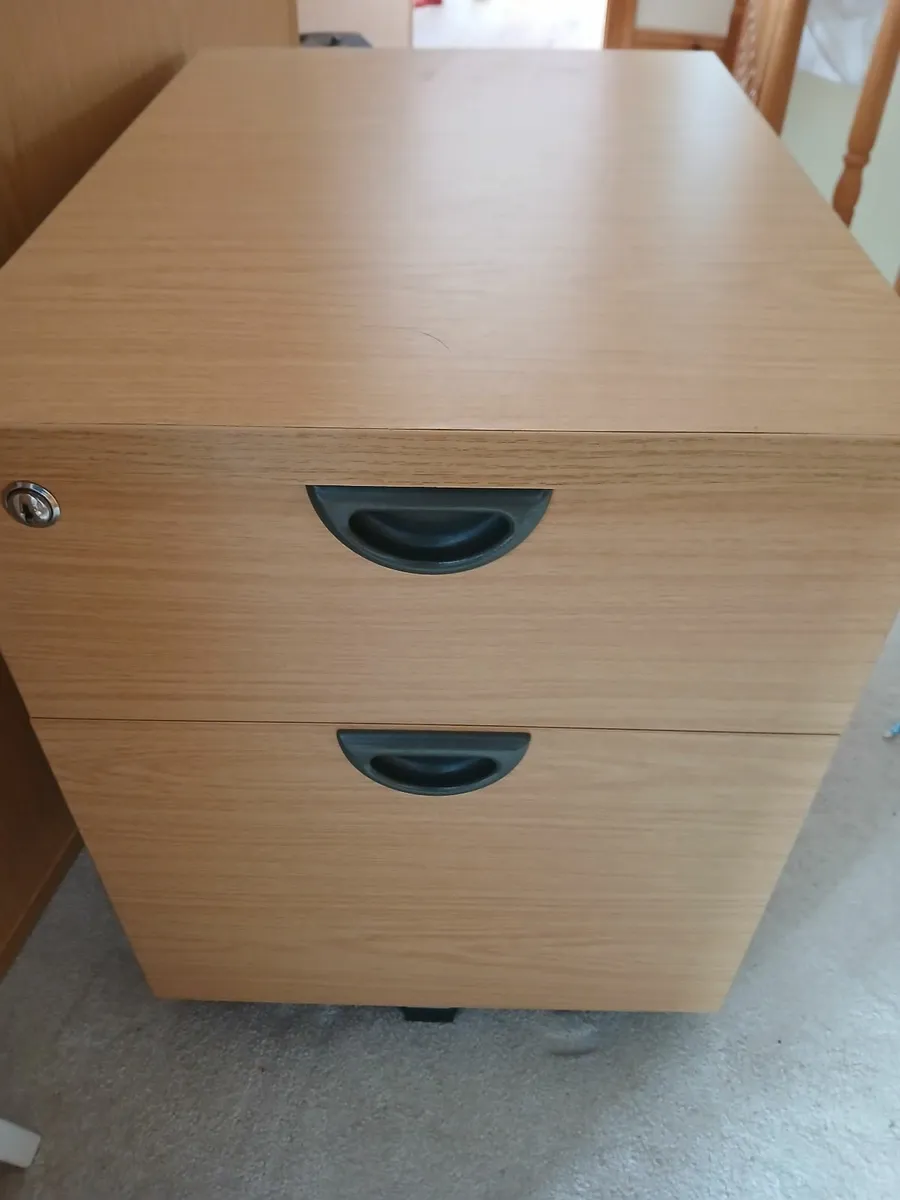 Office furniture - Image 1