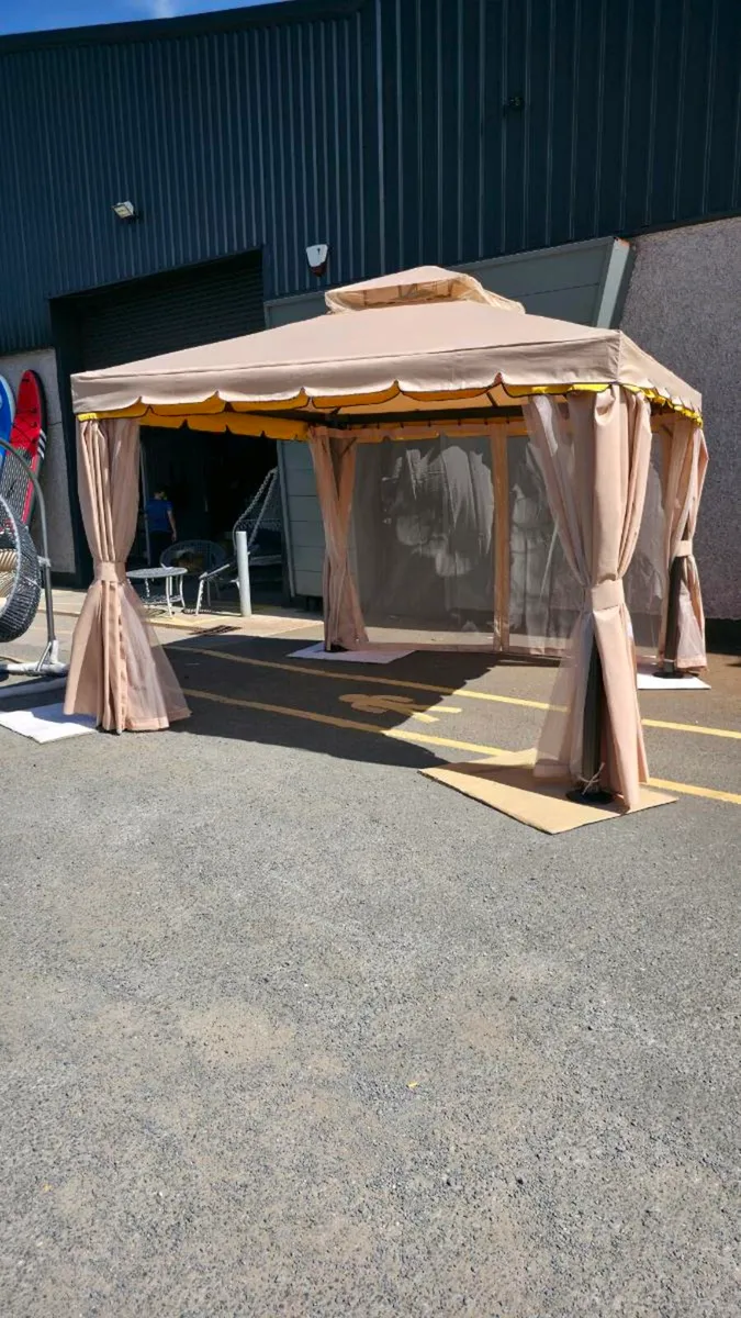 Gazebo outdoor tent 3x3 brand new - Image 1