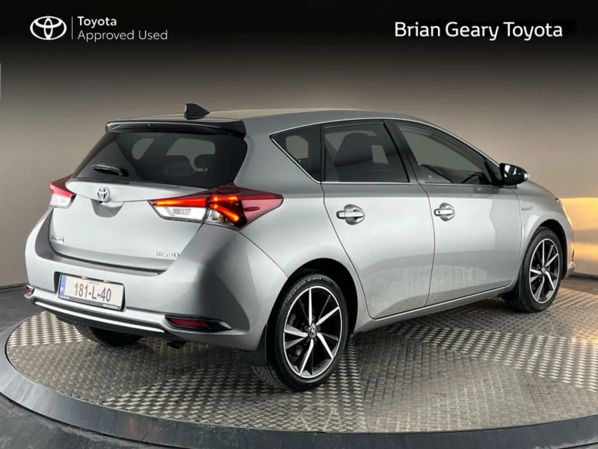 Toyota Auris HYBRID LUNA SPORT - Image 2