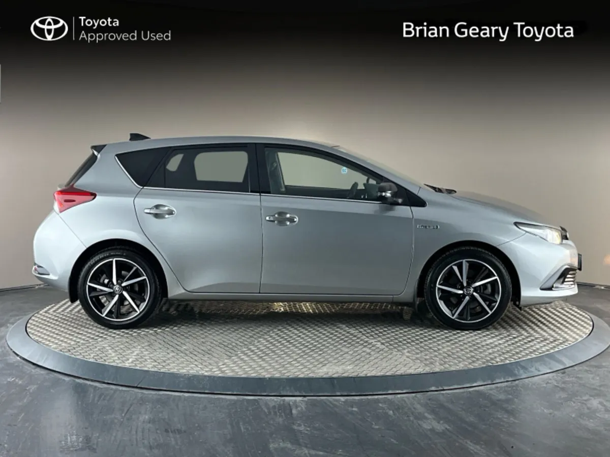 Toyota Auris HYBRID LUNA SPORT - Image 3